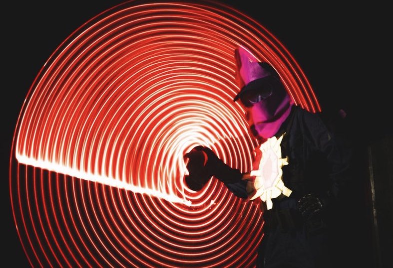 ジョジョのゴゴゴゴ字幕を添えたくなるイメージで撮っていただきました！
実は今年も持ってきていた自作ライトセーバー✨閉会式で派手に光らせすぎて撮影時は電池がギリギリでしたw 
楽しく使いきった証です🤣
📷へいさん（<a href="/unmatchsan/">へい</a> ）
ありがとうございました！