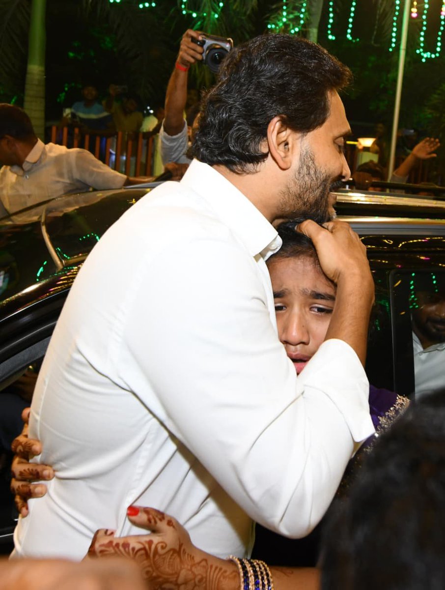 Akanksha_4512's tweet image. That Pure Bond 🧿❤️

#YSJagan #ysrcp