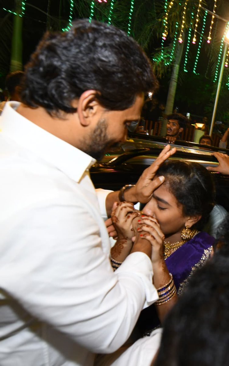 Akanksha_4512's tweet image. That Pure Bond 🧿❤️

#YSJagan #ysrcp
