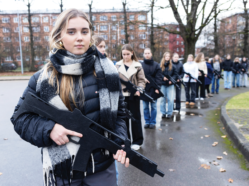 Jau otro gadu vidusskolās un tehnikumos obligāto mācību priekšmetu sarakstā ir valsts aizsardzības mācība. Interese par mūsu pieredzi radusies arī citām valstīm. Cik jaunieši ir ieinteresēti apgūt drošībai nepieciešamās prasmes — ir.lv/sabiedriba/cik…

#SIF_MAF2025