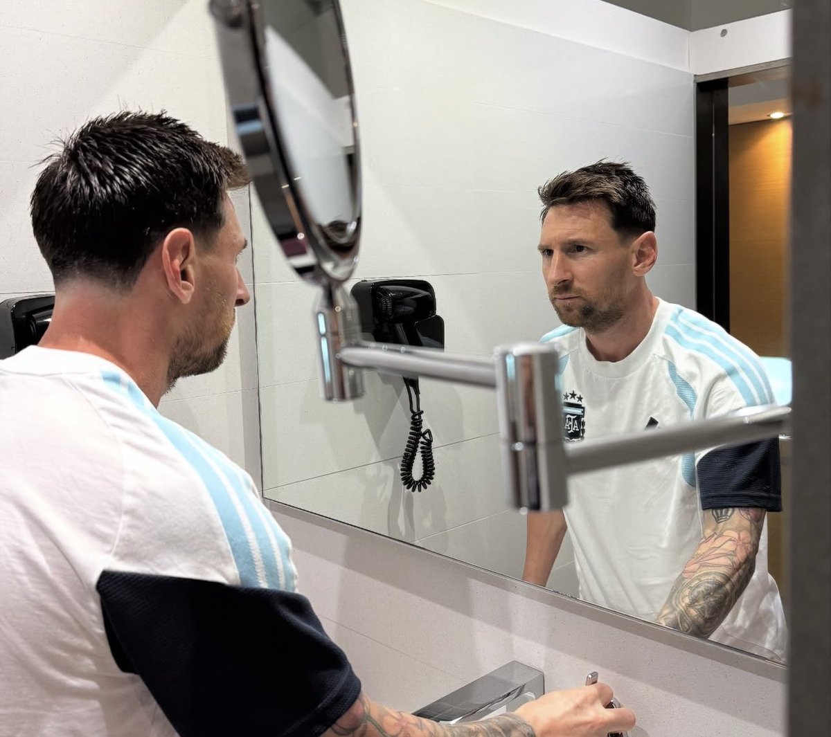 📲 𝗡𝗘𝗪: Lionel Messi’s barber on Instagram.