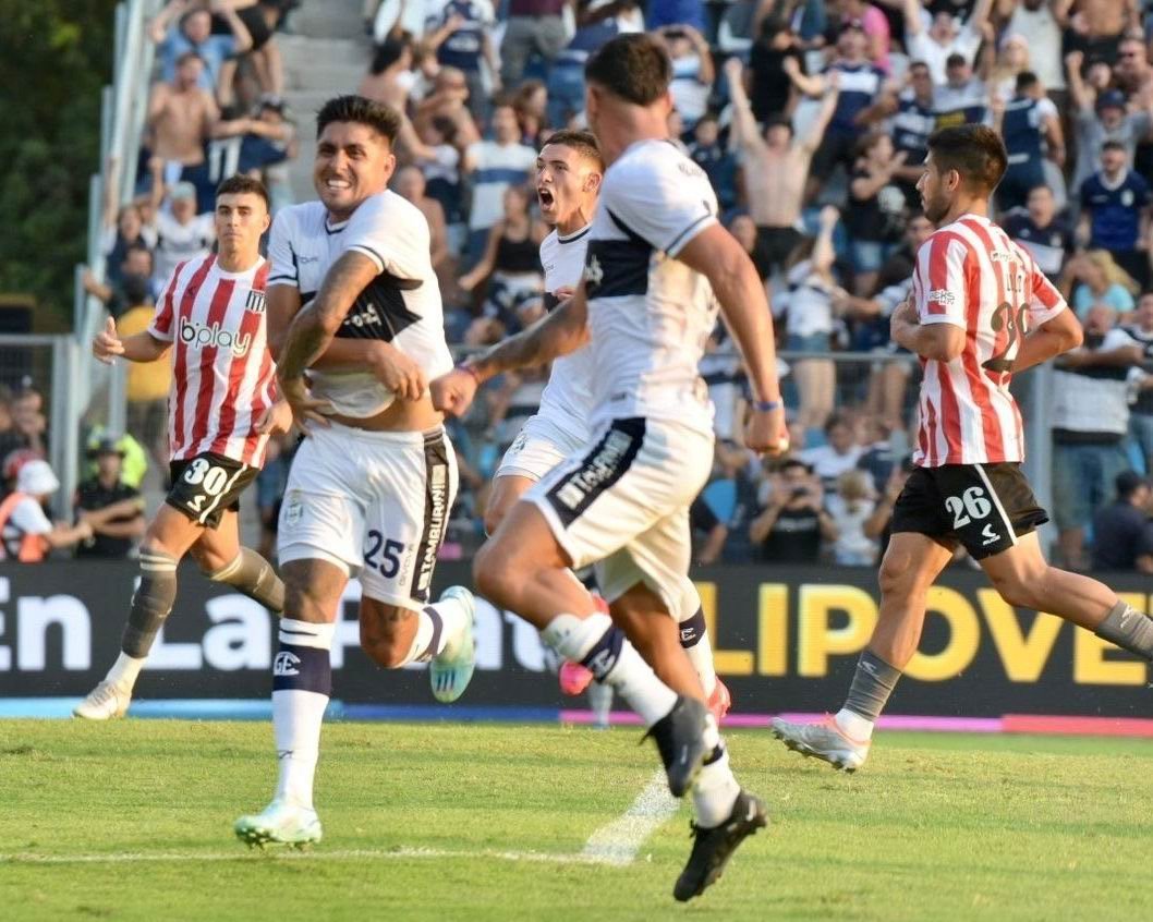 <a href="/manusurasky/">Manu Surasky</a> <a href="/mauroszeta/">Vía Szeta</a> Ahí le dejo una a este sorete