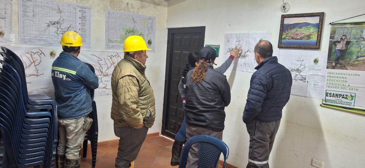 asomineros's tweet photo. #AsistenciaTénica, y #capacitación Nuestras empresas asociadas, la Elsy LTDA y Providencia LTDA recibe al grupo de seguridad, de dirección formalización del @MinEnergiaCo , en el ingreso al  plan Nacional de Seguridad Minera! Seguimos trabajando por unas #MAPE Seguras! @CONNIEGJ https://t.co/SOImYU4HNs