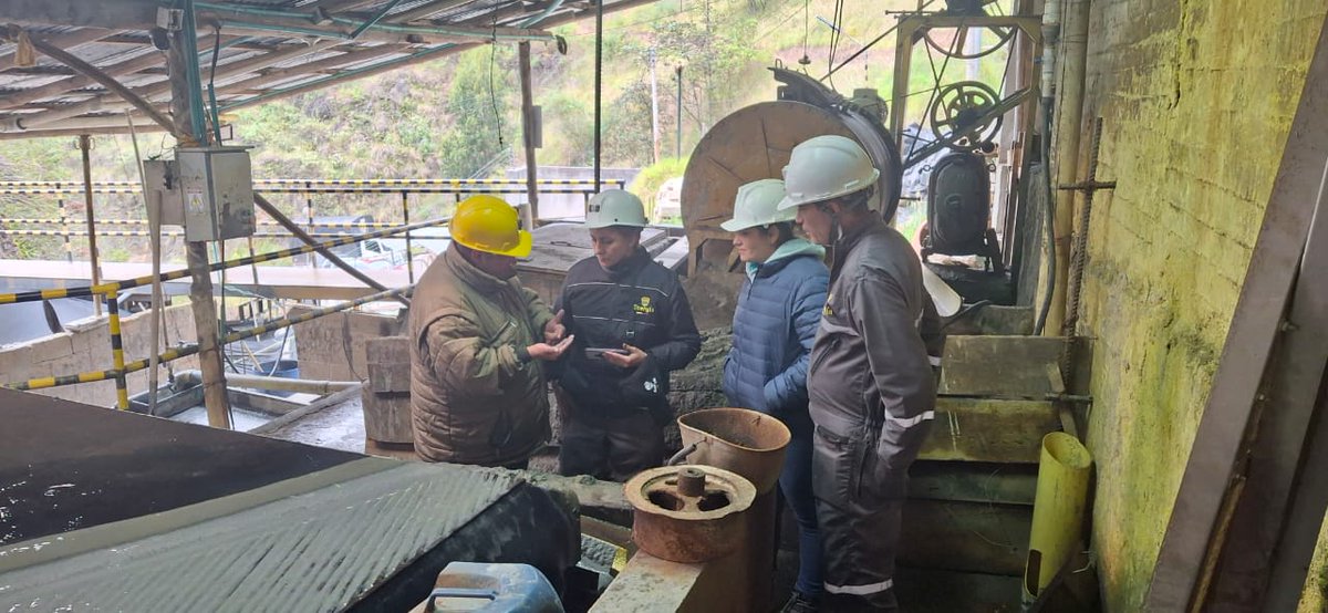 asomineros's tweet photo. #AsistenciaTénica, y #capacitación Nuestras empresas asociadas, la Elsy LTDA y Providencia LTDA recibe al grupo de seguridad, de dirección formalización del @MinEnergiaCo , en el ingreso al  plan Nacional de Seguridad Minera! Seguimos trabajando por unas #MAPE Seguras! @CONNIEGJ https://t.co/SOImYU4HNs