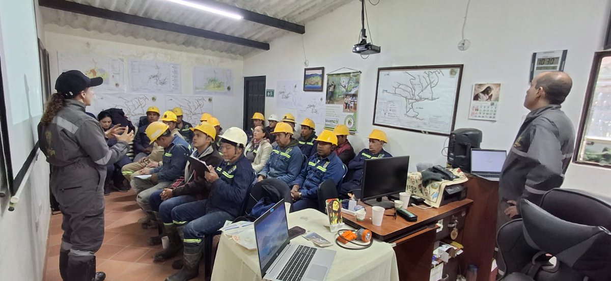 asomineros's tweet photo. #AsistenciaTénica, y #capacitación Nuestras empresas asociadas, la Elsy LTDA y Providencia LTDA recibe al grupo de seguridad, de dirección formalización del @MinEnergiaCo , en el ingreso al  plan Nacional de Seguridad Minera! Seguimos trabajando por unas #MAPE Seguras! @CONNIEGJ https://t.co/SOImYU4HNs