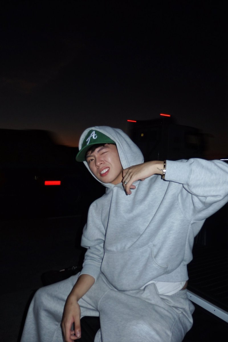 deverakobe_'s tweet photo. hoodie szn https://t.co/0a8QewQWWa