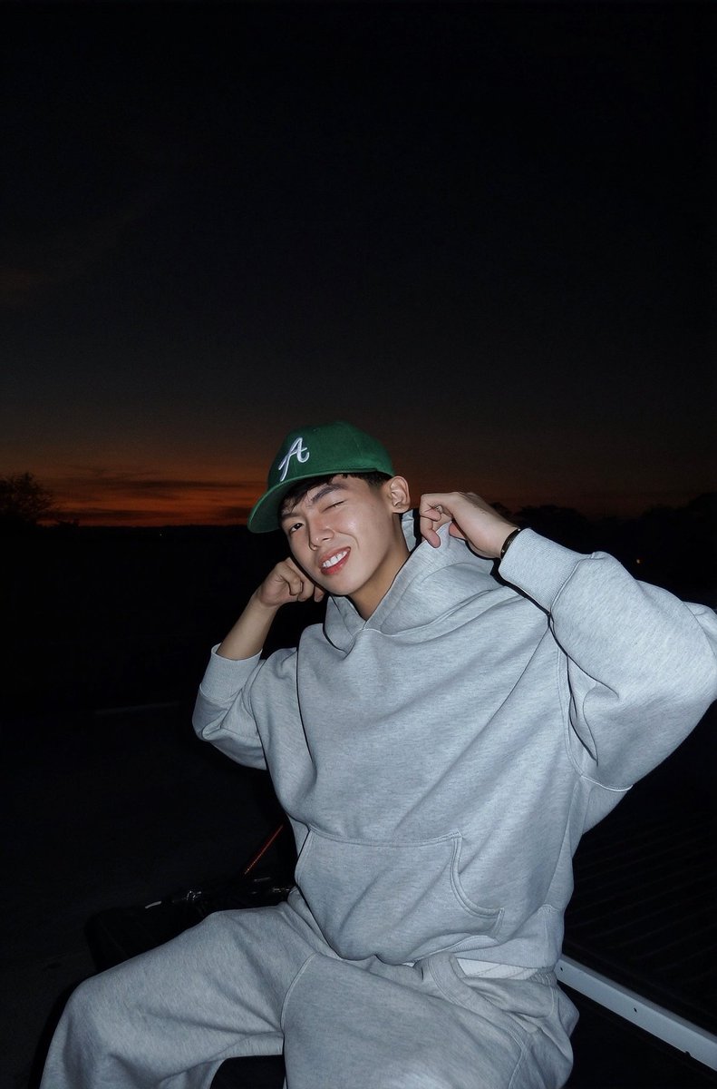deverakobe_'s tweet photo. hoodie szn https://t.co/0a8QewQWWa