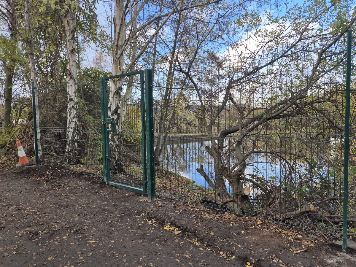 Fencing installation work at the workboat mooring continued today with much progress made. Weather permitting, work will resume on Monday afternoon. <a href="/CanalRiverTrust/">Canal & River Trust</a> <a href="/CRTYorkshireNE/">Canal & River Trust - Yorkshire & North East</a>  #hawktheworkboat #sheffieldandtinsleycanal