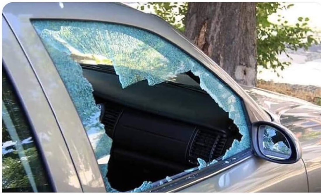 Galera de SP, tomem cuidado com o carro na rua. Meu amigo tinha dois ingressos do jogo do Santos no carro e alguém quebrou o vidro e colocou mais quatro.