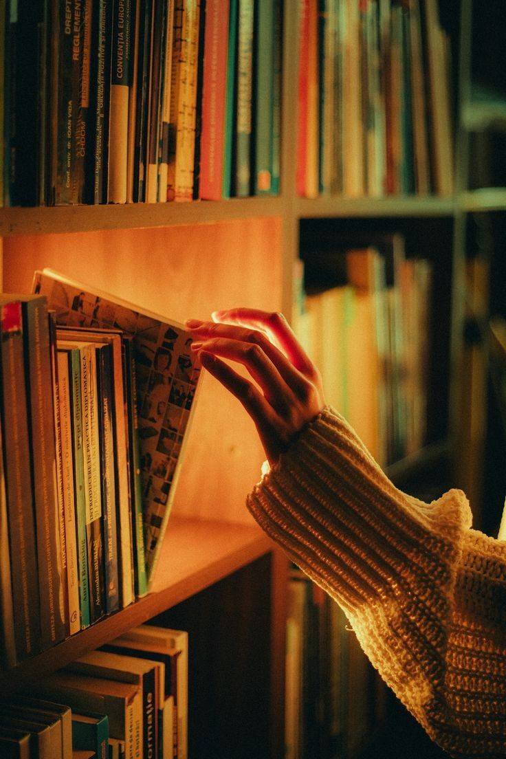 دل سے اترے ہوئے لوگ آنکھوں کے سامنے بھی رہیں تو نظر نہیں آتے.
#اردو_زبان
#داستان_دل