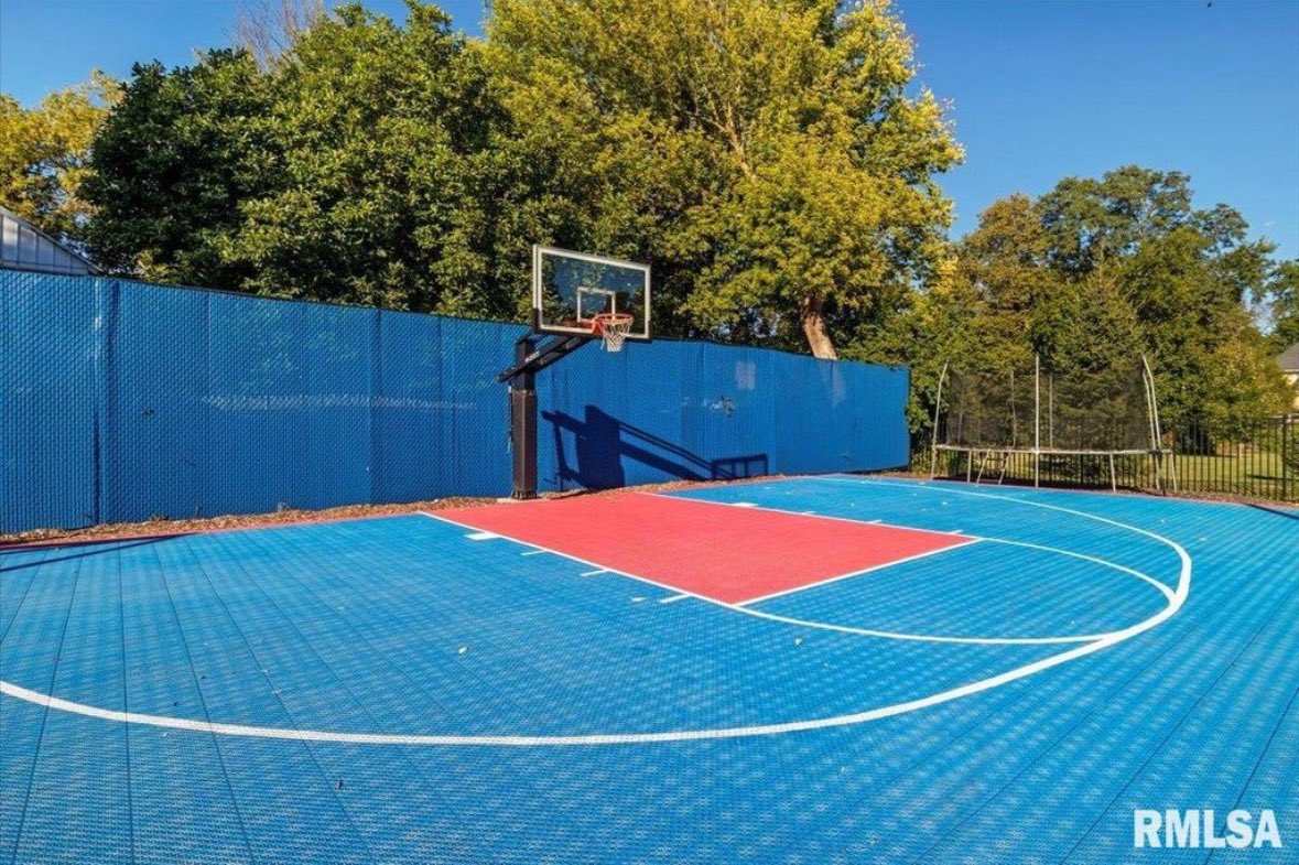 bk_moore's tweet image. Want to live like a king for $519k? Beautiful area of town next to a park and a couple blocks from an incredibly nice private college. 5bd 3.5ba, 6,000 sq ft on an acre lot. Location is less than 2 hrs from St. Louis and 3.5 hrs from Chicago. Great community to raise a family in.