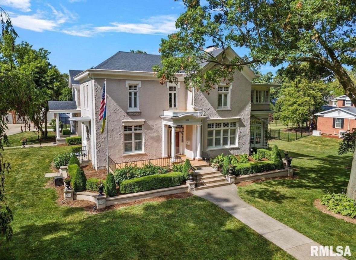 bk_moore's tweet image. Want to live like a king for $519k? Beautiful area of town next to a park and a couple blocks from an incredibly nice private college. 5bd 3.5ba, 6,000 sq ft on an acre lot. Location is less than 2 hrs from St. Louis and 3.5 hrs from Chicago. Great community to raise a family in.