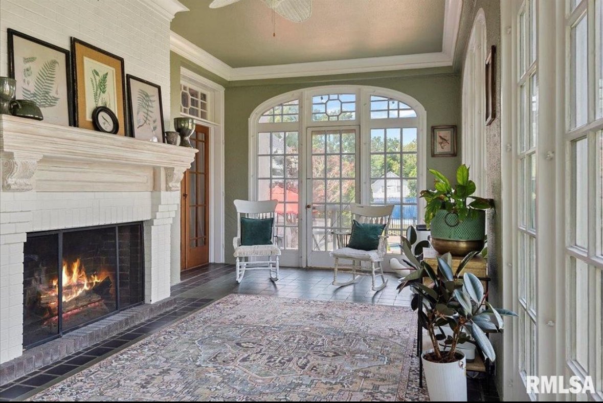 bk_moore's tweet image. Want to live like a king for $519k? Beautiful area of town next to a park and a couple blocks from an incredibly nice private college. 5bd 3.5ba, 6,000 sq ft on an acre lot. Location is less than 2 hrs from St. Louis and 3.5 hrs from Chicago. Great community to raise a family in.