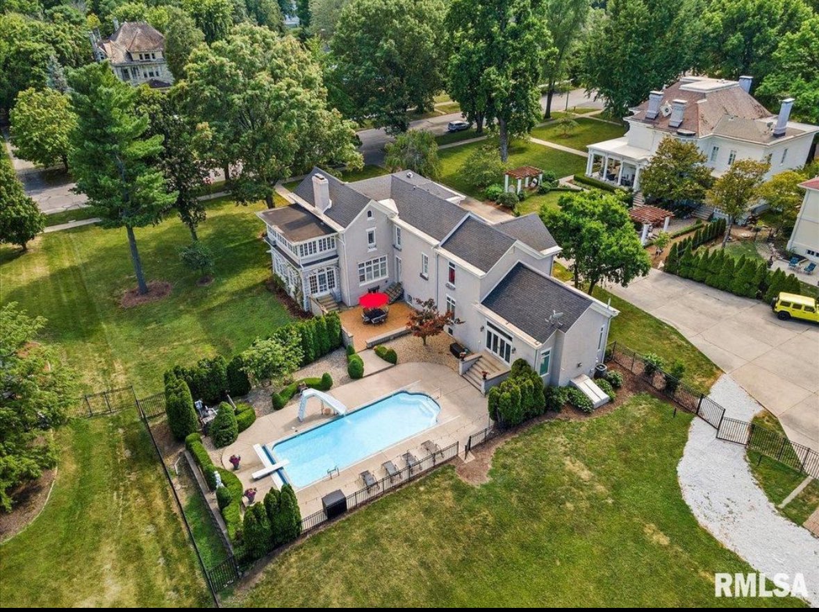 bk_moore's tweet image. Want to live like a king for $519k? Beautiful area of town next to a park and a couple blocks from an incredibly nice private college. 5bd 3.5ba, 6,000 sq ft on an acre lot. Location is less than 2 hrs from St. Louis and 3.5 hrs from Chicago. Great community to raise a family in.