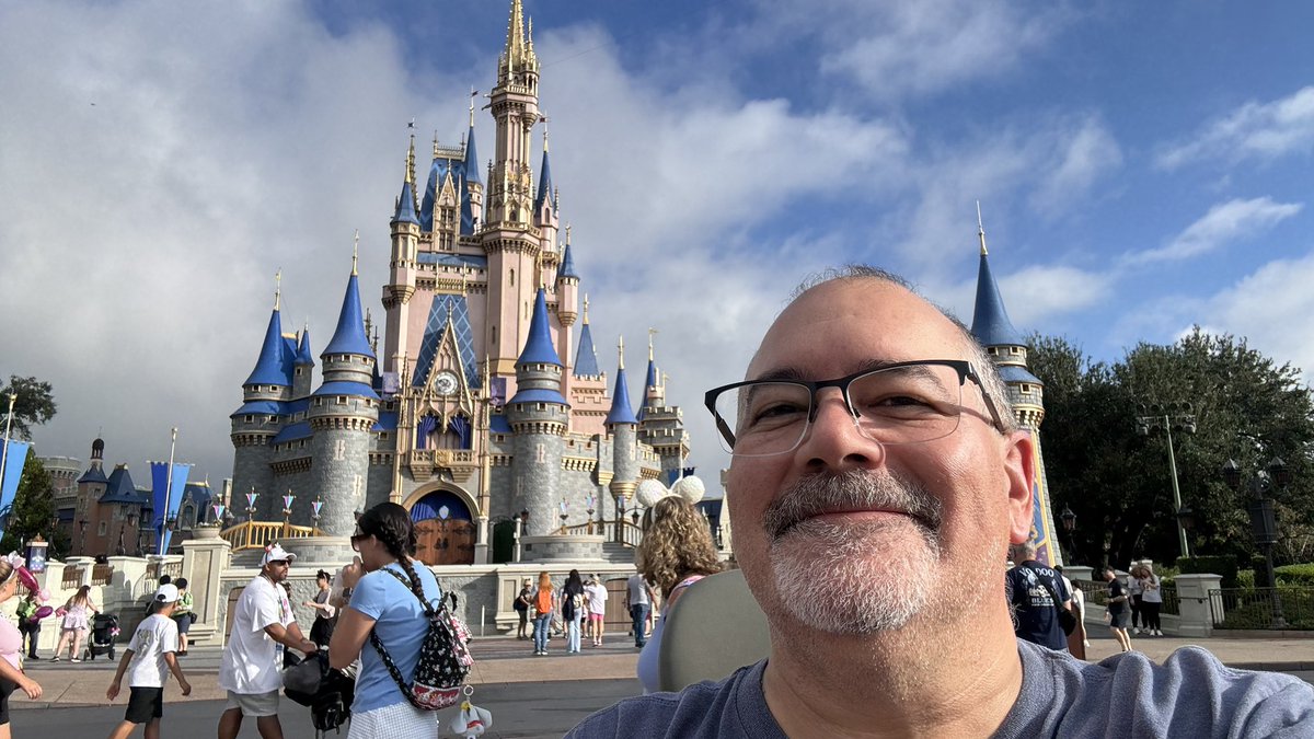 MrSheals2U's tweet photo. The magic of Disney! https://t.co/Kz6LDylOqH