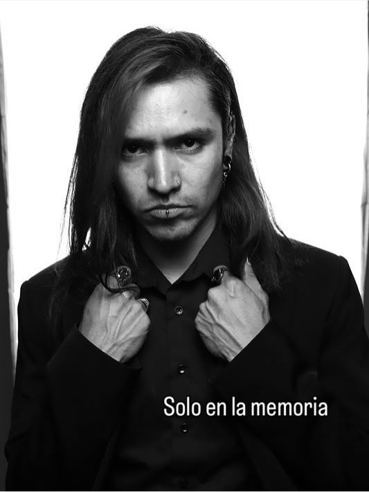 CharlesRaven666's tweet photo. Un diablo que solo bloqueaba su lado artístico y aburrido del arte.
Puede que mi oído solo quisiera escuchar palabras bonitas en lugar de notas musicales o que me gustara más el olor de un perfume que escribir sobre romance.
Ya ha muerto ese hombre!
RIP 9/11/25 Carlos Najerat https://t.co/N4Psu2ZNTt