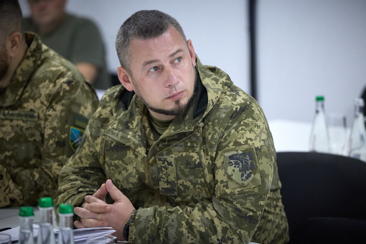 Сьогодні на фронті разом із Президентом. Знову відверті розмови з військовими.

Цього разу – Запорізька область. Тут зараз непросто, тому приїхали сюди, щоб особисто обговорити та зрозуміти реальну картину. Оріхівський, Степногірський та Гуляйпільський напрямки приймають штурми