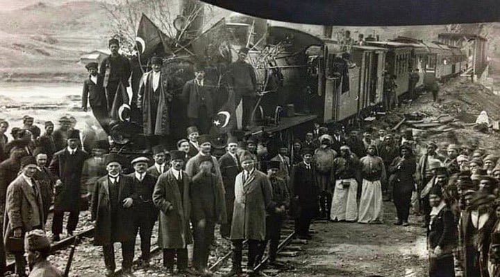 1. Atatürk döneminde örülen “demir ağlar” sadece tren yolu değildi:
Eğitimdi.
Ekonomiydi.
Demokrasiydi.
Laiklikti.
O temeller olmasaydı ne siz o makama çıkabilirdiniz,
ne de Avrupa kapılarında el sıkabilirdiniz.