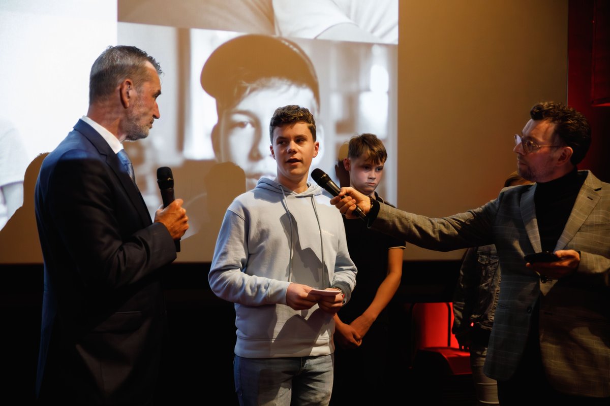 Groningse jongeren brengen op ons verzoek sinds 2019 in beeld hoe het is om jong te zijn in een gebied waar de aarde beeft. Onder de titel 'Lang verhaal kort' gingen gisteren vijf nieuwe filmpjes in bioscoop Pathé Groningen in première. Je ziet ze hier: 
 bit.ly/4hYxGKT