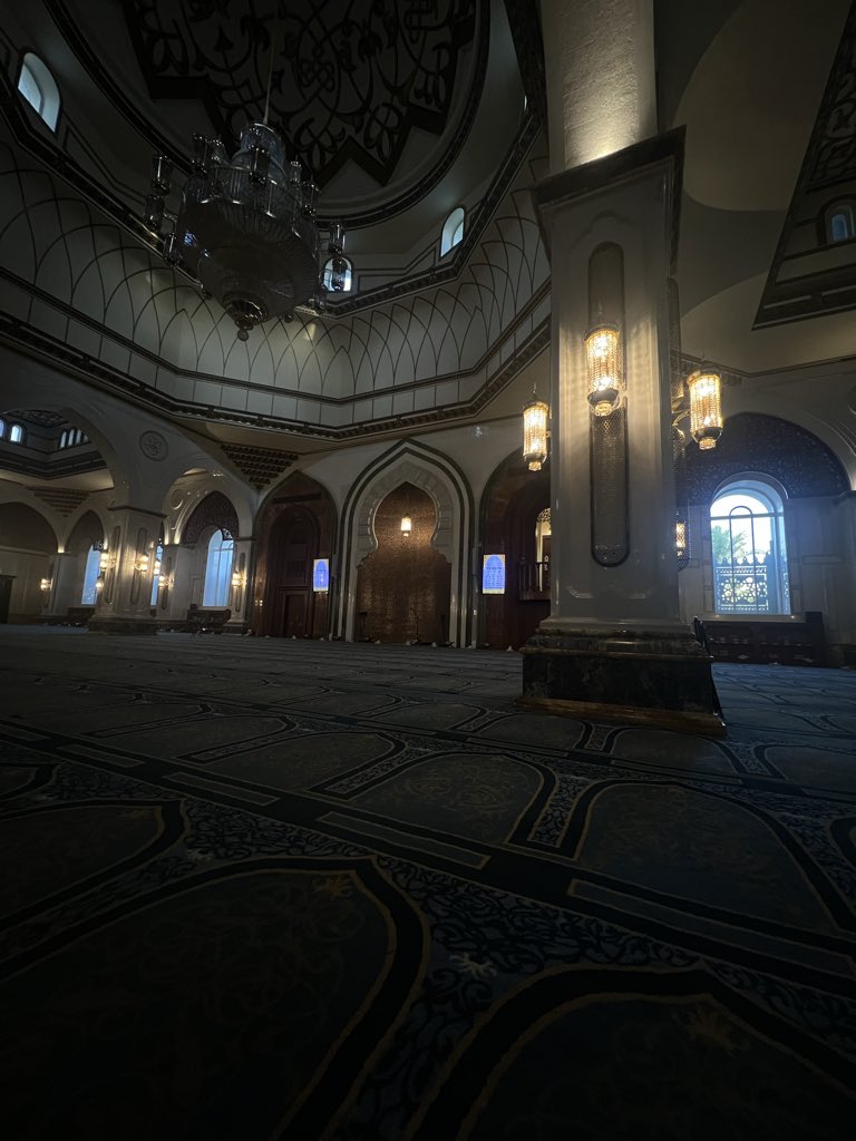 (أَمَّن يَهۡدِيكُمۡ فِي ظُلُمَٰتِ ٱلۡبَرِّ وَٱلۡبَحۡرِ وَمَن يُرۡسِلُ ٱلرِّيَٰحَ بُشۡرَۢا بَيۡنَ يَدَيۡ رَحۡمَتِهِۦٓۗ أَءِلَٰهٞ مَّعَ ٱللَّهِۚ تَعَٰلَى ٱللَّهُ عَمَّا يُشۡرِكُونَ) - النمل