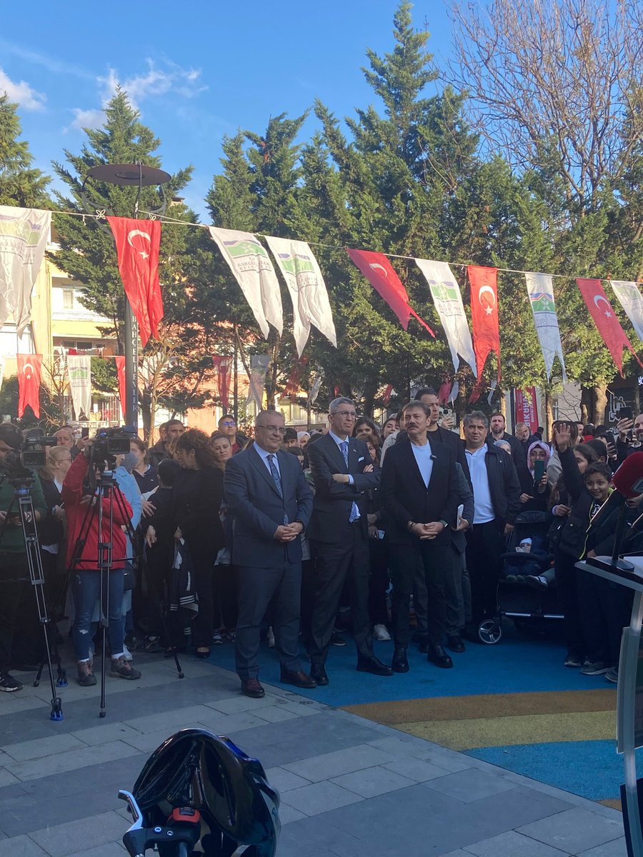 Kaymakamımız Dr. Mehmet BOZTEPE, Vali Yardımcımız Ünal KILIÇASLAN ve Belediye Başkanımız Dr. Hakan Bahadır, belediyemizin düzenlemiş olduğu 36. Bisiklet Dağıtım Töreni’nde biraraya geldi.