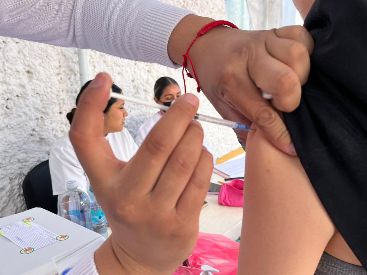 IsssteDurango's tweet image. 💉 ¡Protege tu salud este invierno!
El ISSSTE Durango aplica vacunas contra COVID-19, Influenza y Neumococo.
✅ Seguras
✅ Gratuitas
Acude a tu unidad de salud y cuida de ti y tu familia.
#ISSSTEDurango