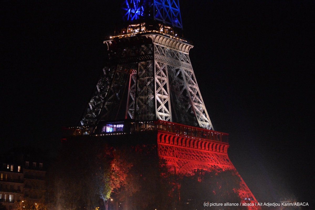 Penser aux attentats de Paris me bouleverse. L’abîme laissé par les défunts, les stigmates des blessés, la plaie béante au cœur de la démocratie. Aux disparus, aux survivants: nous ne vous oublions pas, nous ne plions pas. 🇩🇪 et 🇫🇷 sont unies contre le terrorisme.
#13novembre2015