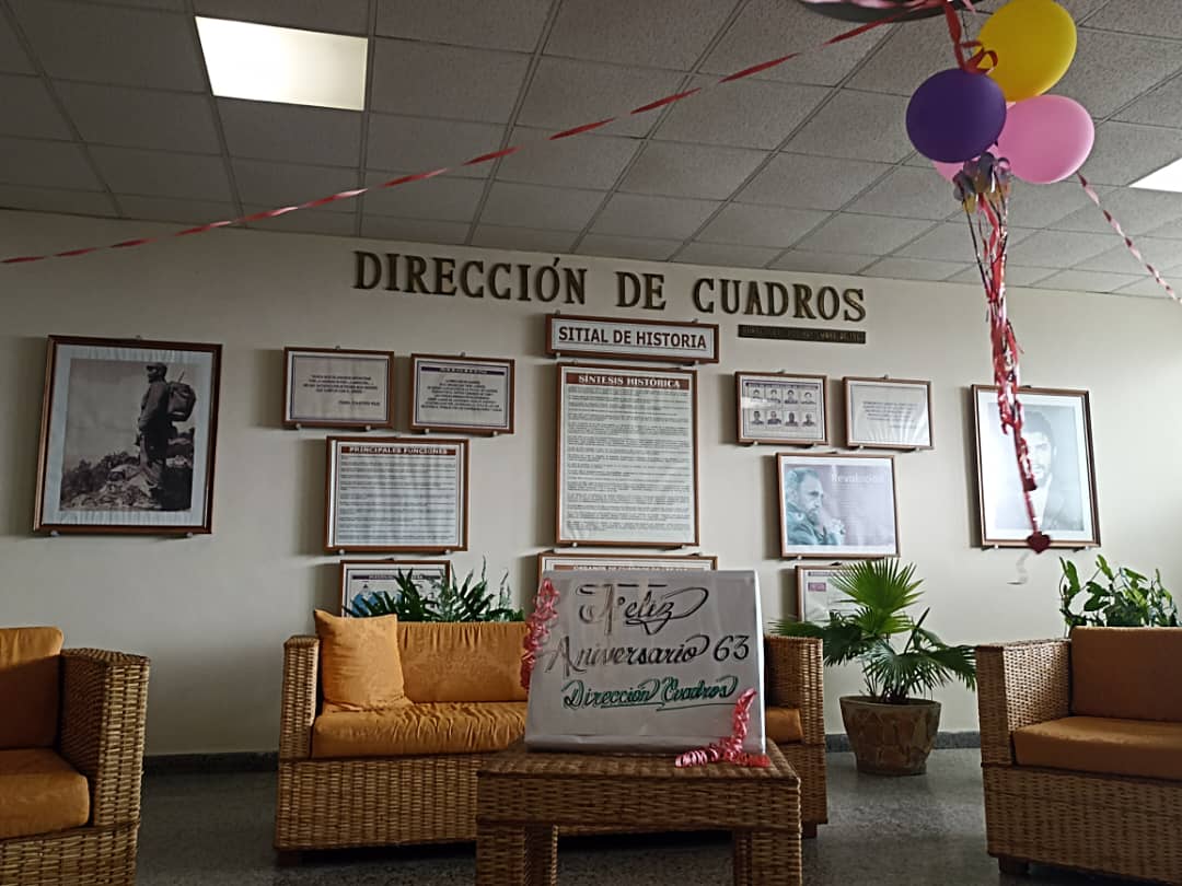 🇨🇺l A los oficiales y civiles d las FAR d la especialidad d Cuadros felicidades en su aniversario 63.
Raúl Castro: "....cohesionar las fuerzas, exigir disciplina, educar con el ejemplo, explicar, convencer, entusiasmar, levantar el espíritu y movilizar la voluntad d la gente".