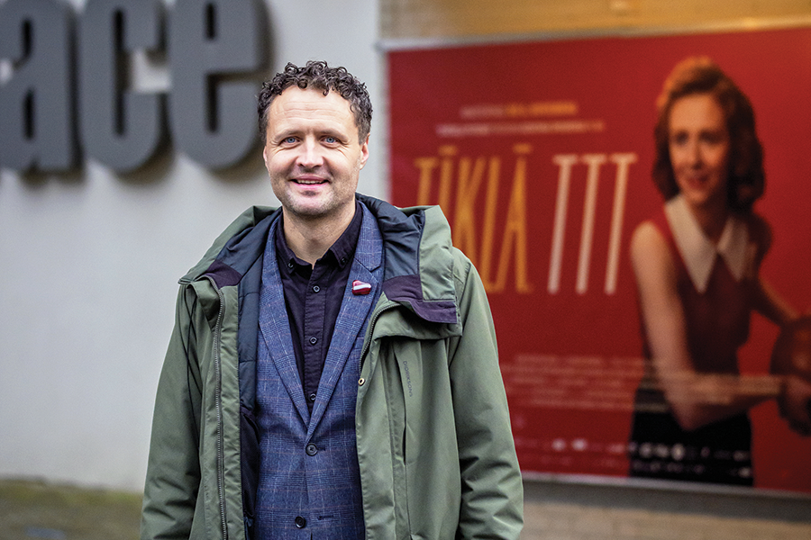 Sākumā kā joks tapa parodija par filmu "Ezītis miglā", bet tagad Dzintara Dreiberga režijā iznākusi jau otrā spēlfilma par Latvijas vēsturi. <a href="/irLV/">Žurnāls IR</a> režisors atklāj savas studijas veiksmes stāstu — ir.lv/nauda/ar-ausek…