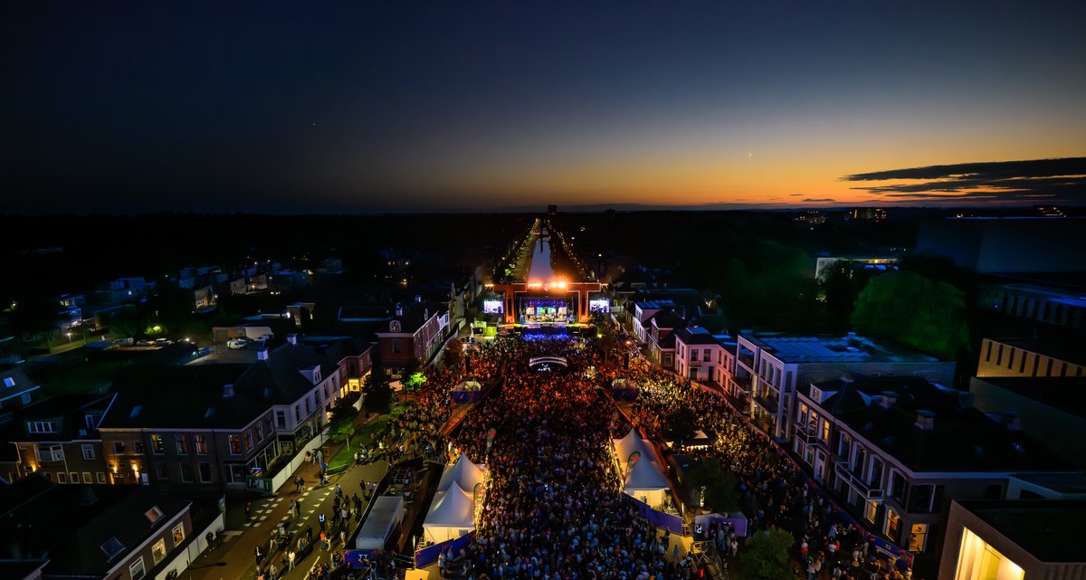 Zonsondergang 🌅

Throwback naar vrijdag 27 juni. Terwijl de laatste zonnestralen te zien zijn genieten duizenden bezoekers van het optreden van de Limburgse band Rowwen Hèze.

#ttfestival #bestefeestjevanhetjaar