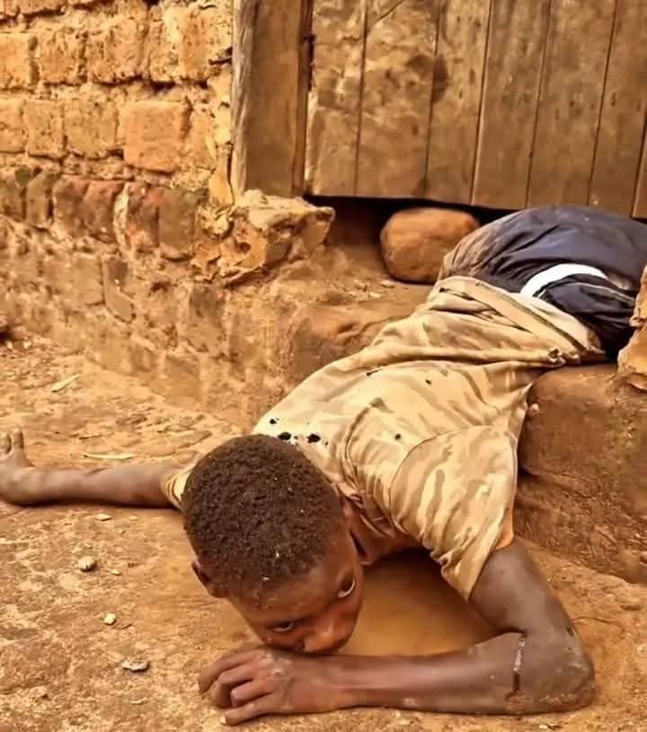 انظر إليه ولا تشح بوجهك عنه ، هذا أخوك ..
انظر إليه وابكِ معه ، على نفسكَ لا عليه ..