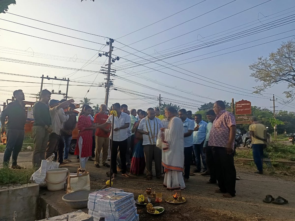 ವಾರ್ಡ್ ನಂ.65ರ ವ್ಯಾಪ್ತಿಯ ದೇವಯ್ಯನ ಹುಂಡಿಯ ದೊಡ್ಡಮೋರಿಯ ಸಮನಾಂತರ ರಸ್ತೆಯ 4ನೇ ಮತ್ತು 5ನೇ ಅಡ್ಡರಸ್ತೆ ಹಾಗೂ ಬಿ.ಸಿ.ಎಂ. ಪಾಸ್ಟಲ್ ರಸ್ತೆಯ ಅಭಿವೃದ್ಧಿ ಕಾಮಗಾರಿಗೆ ಗುದ್ದಲಿ ಪೂಜೆಯನ್ನು ನೆರವೇರಿಸಲಾಯಿತು.