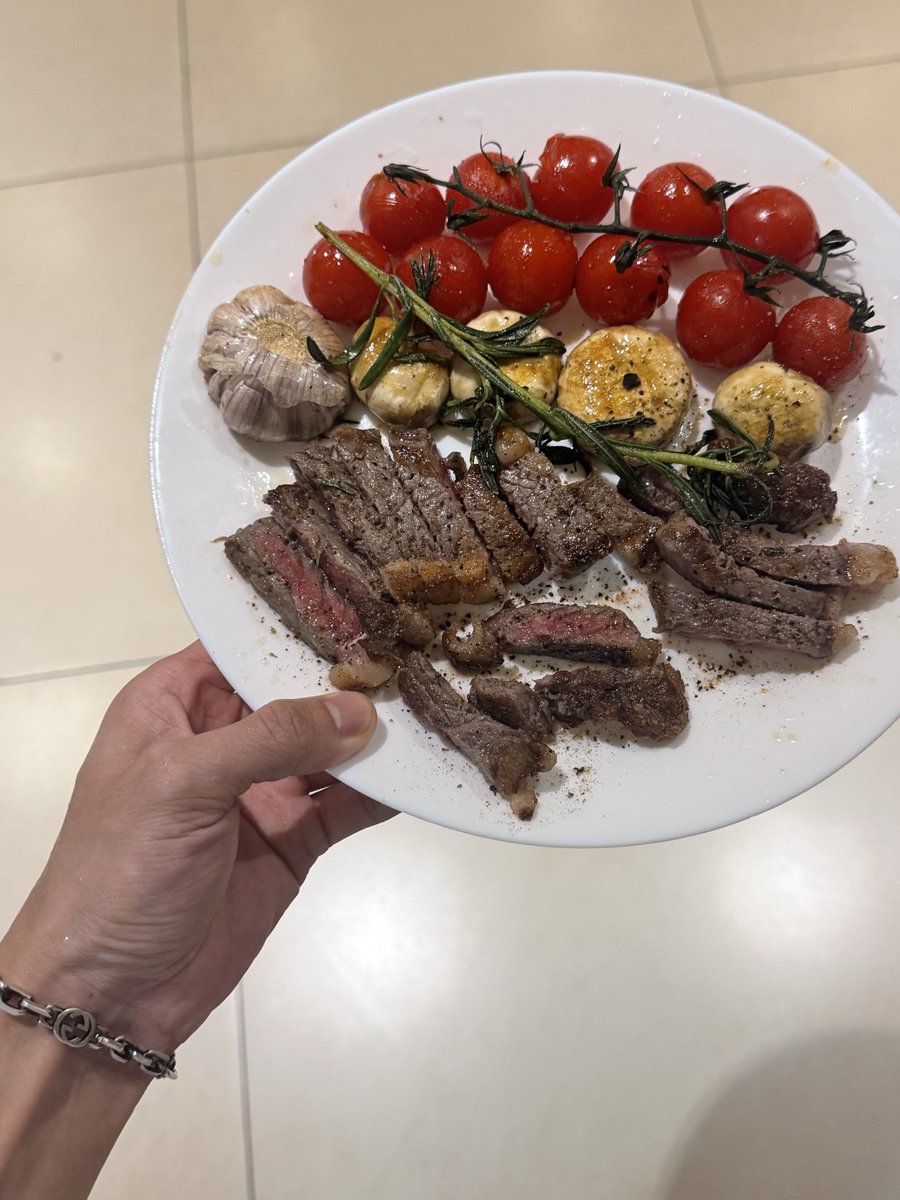 Zisonba's tweet photo. #直男 #腹肌
练完就自己做牛排补充咯～ https://t.co/snbI3kfKKC