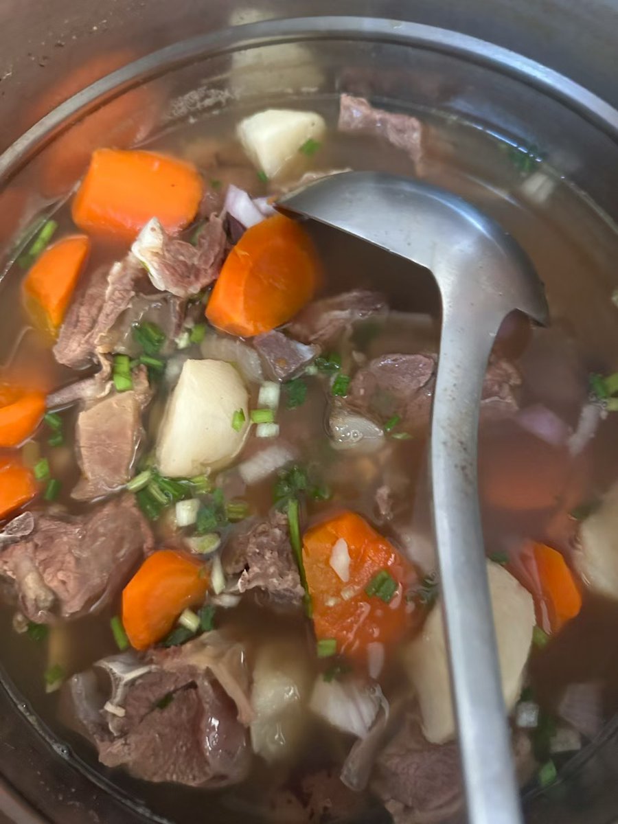 shnshn525188's tweet image. 在新疆，冬天就是这样大碗喝汤大块吃肉#美哉