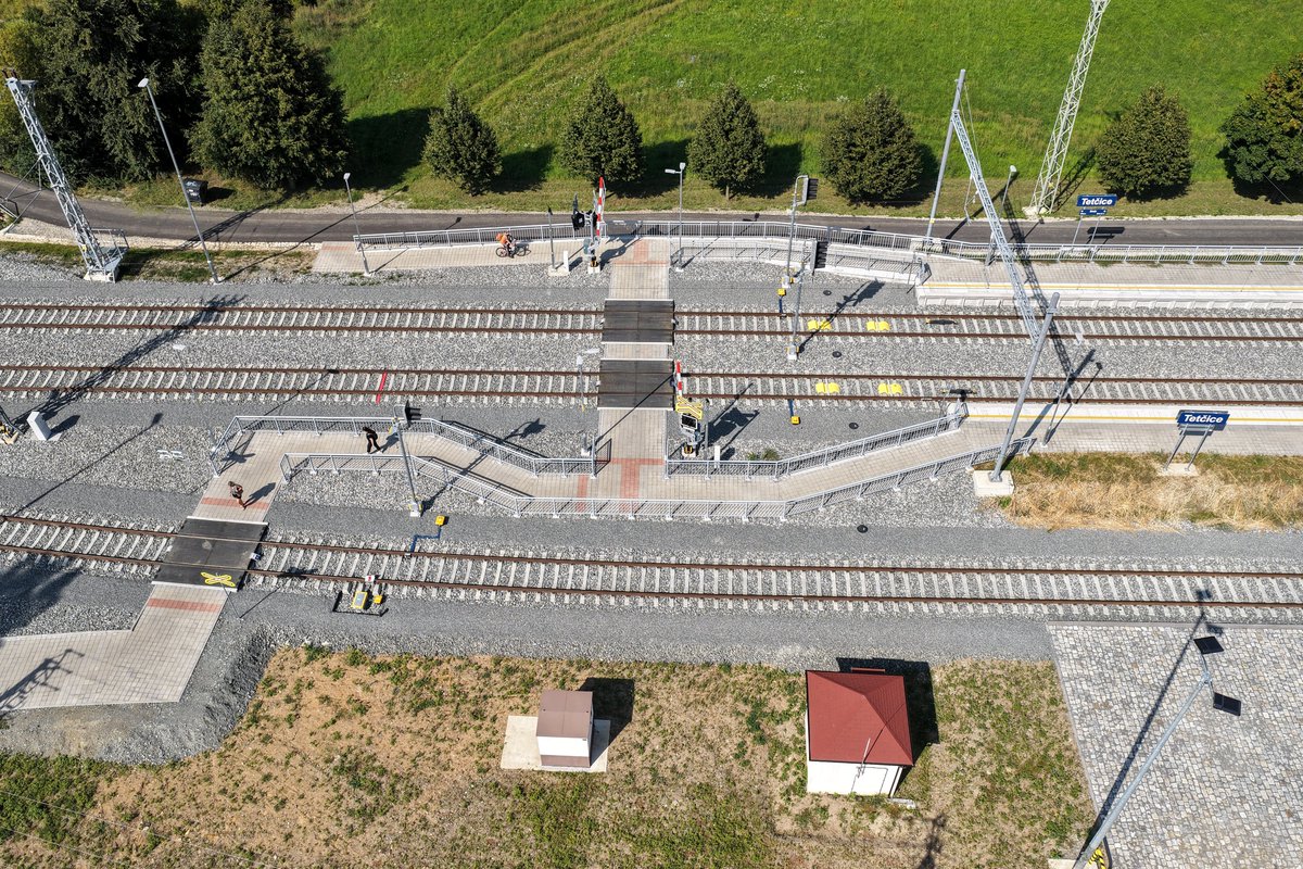 DrazniU's tweet image. @Spravazeleznic vybavila jednotným evropským zabezpečovačem ETCS další vytíženou trať. Nově bude dohlížet na jízdu vlaků mezi Brnem a Zastávkou u Brna.
Stavební práce probíhaly od roku 2023, k samotnému spuštění ETCS dojde v polovině prosince.
#ETCS #BezpecnaZeleznice