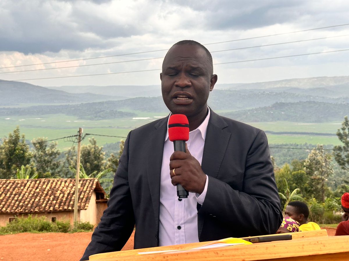 RADIOSALUS1's tweet image. Umuyobozi wa @GisagaraDistr ushinzwe imari n&apos;abakozi, Bede John yibukije abaturage bo mu murenge wa Mukindo ko urugo rwubakwa n&apos;ubwenge, atari urukundo gusa.
Yabigarutseho mu gusoza icyumweru cyahariwe umuryango, hazirikanwa kubaka umuryango ushoboye kandi utekanye.