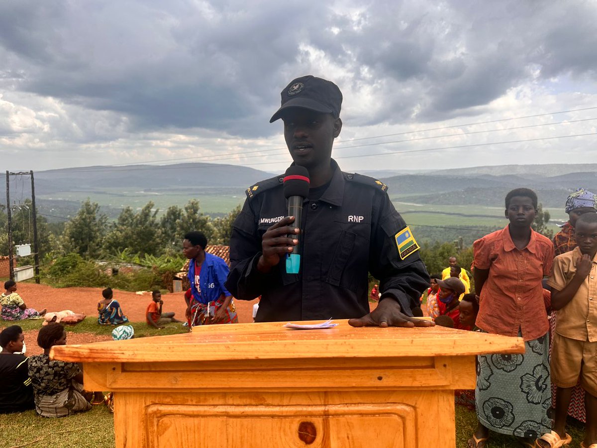 RADIOSALUS1's tweet image. Umuyobozi wa @GisagaraDistr ushinzwe imari n&apos;abakozi, Bede John yibukije abaturage bo mu murenge wa Mukindo ko urugo rwubakwa n&apos;ubwenge, atari urukundo gusa.
Yabigarutseho mu gusoza icyumweru cyahariwe umuryango, hazirikanwa kubaka umuryango ushoboye kandi utekanye.