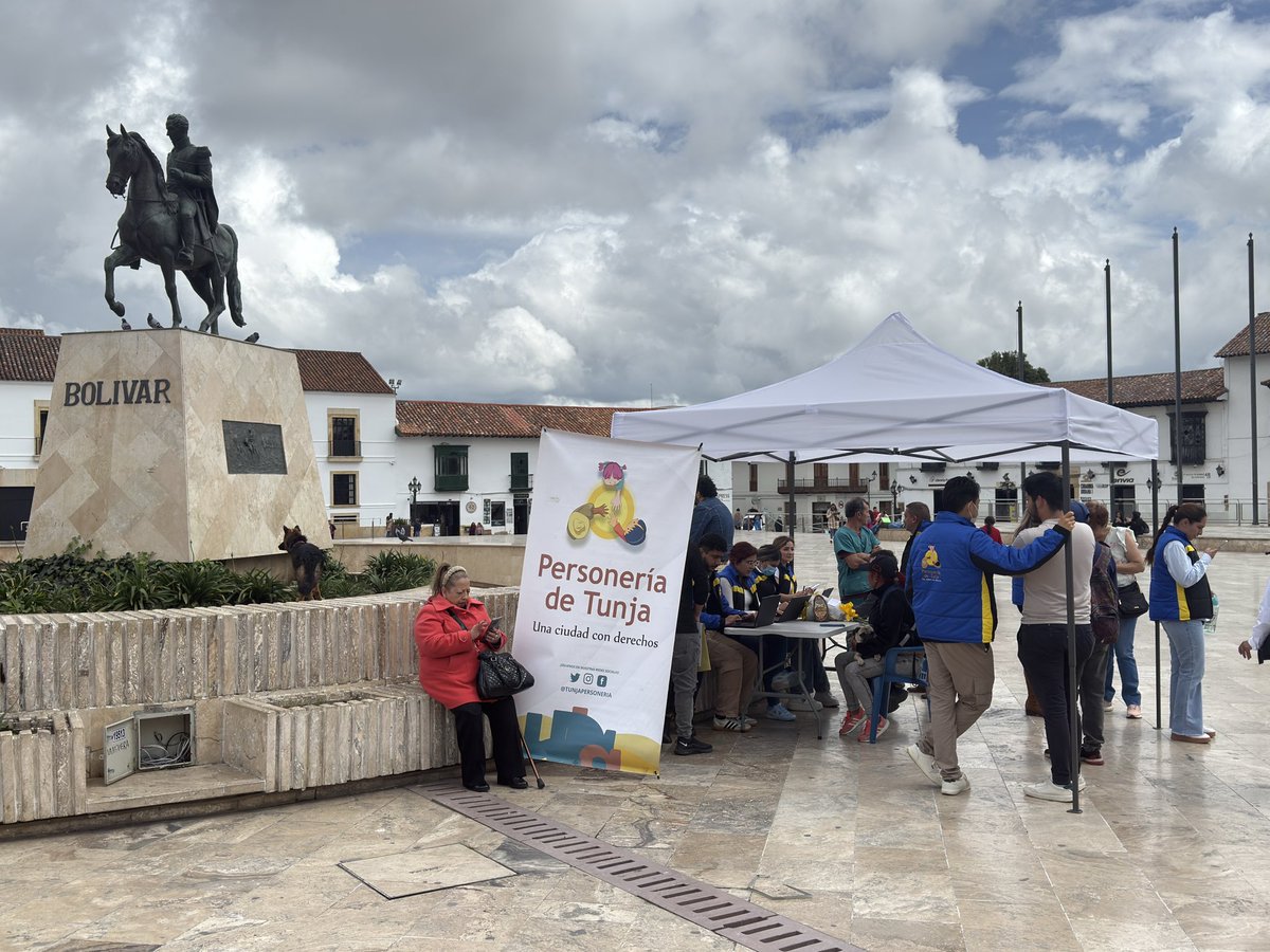 La Personería de Tunja <a href="/TunjaPersoneria/">Personeria Tunja</a> continúa atendiendo a la ciudadanía desde una carpa temporal instalada en la Plaza de Bolívar, luego de que el contrato de comodato con la Alcaldía venciera el pasado 12 de noviembre sin renovación.
