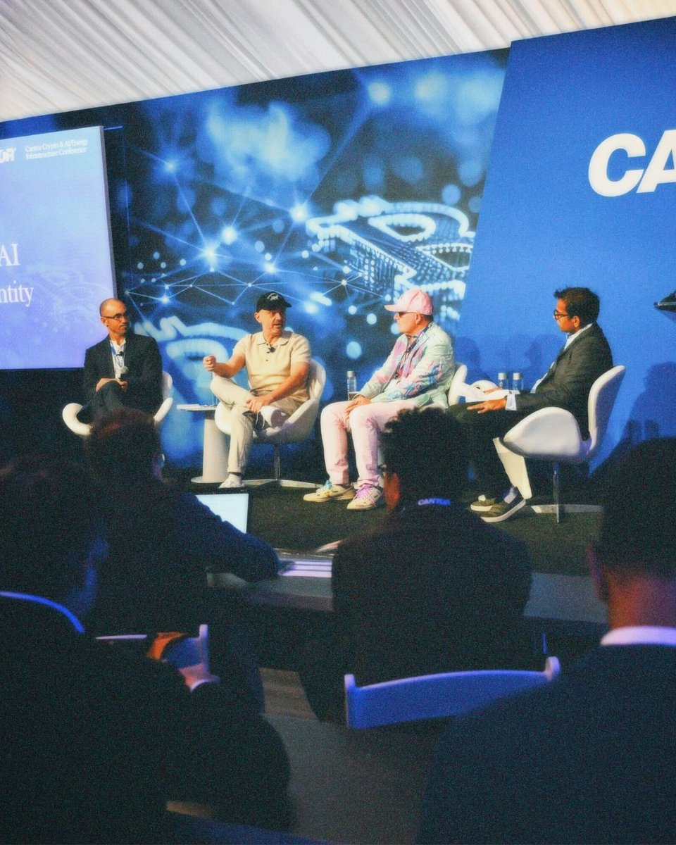 📸 Behind The Stage: <a href="/garyvee/">Gary Vaynerchuk</a> speaking for <a href="/Official_Cantor/">Cantor</a> in Miami, FL.