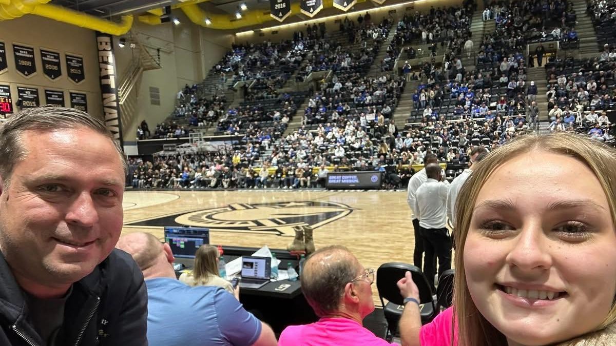 SNeuhausOC's tweet image. Great night with my daughter watching @ArmyWP_MBB take on Duke, and an awesome tribute to our veterans. It was an honor to meet Coach K and Major General Bredenkamp, two outstanding leaders. Proud to be a student at the @ArmyWarCollege!

#Merica #SteveNeuhaus #orangeCountyny