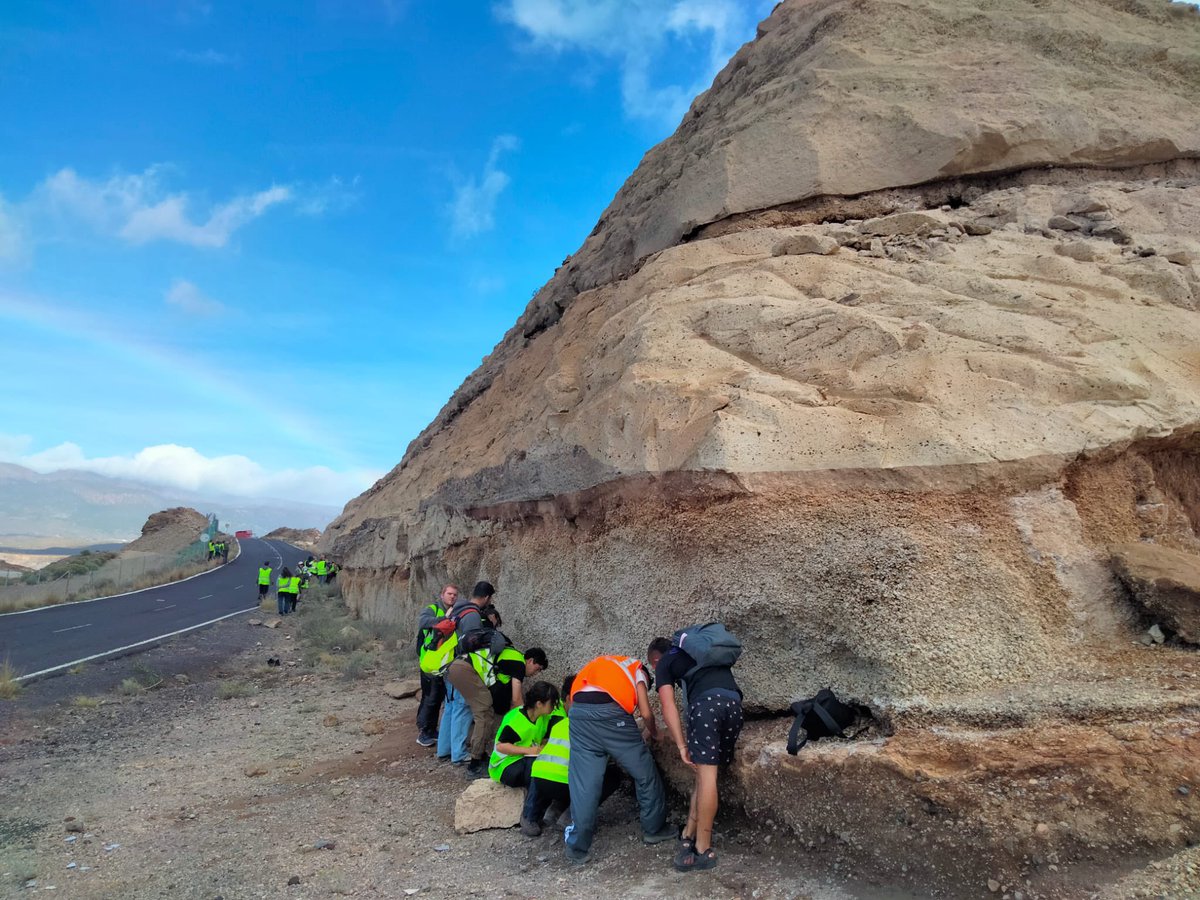 Nuestros estudiantes de #GradoGeología de #Vulcanismo están en Tenerife. Ni siquiera los vientos de la borrasca #Claudia los frenan. #campamentosGeo