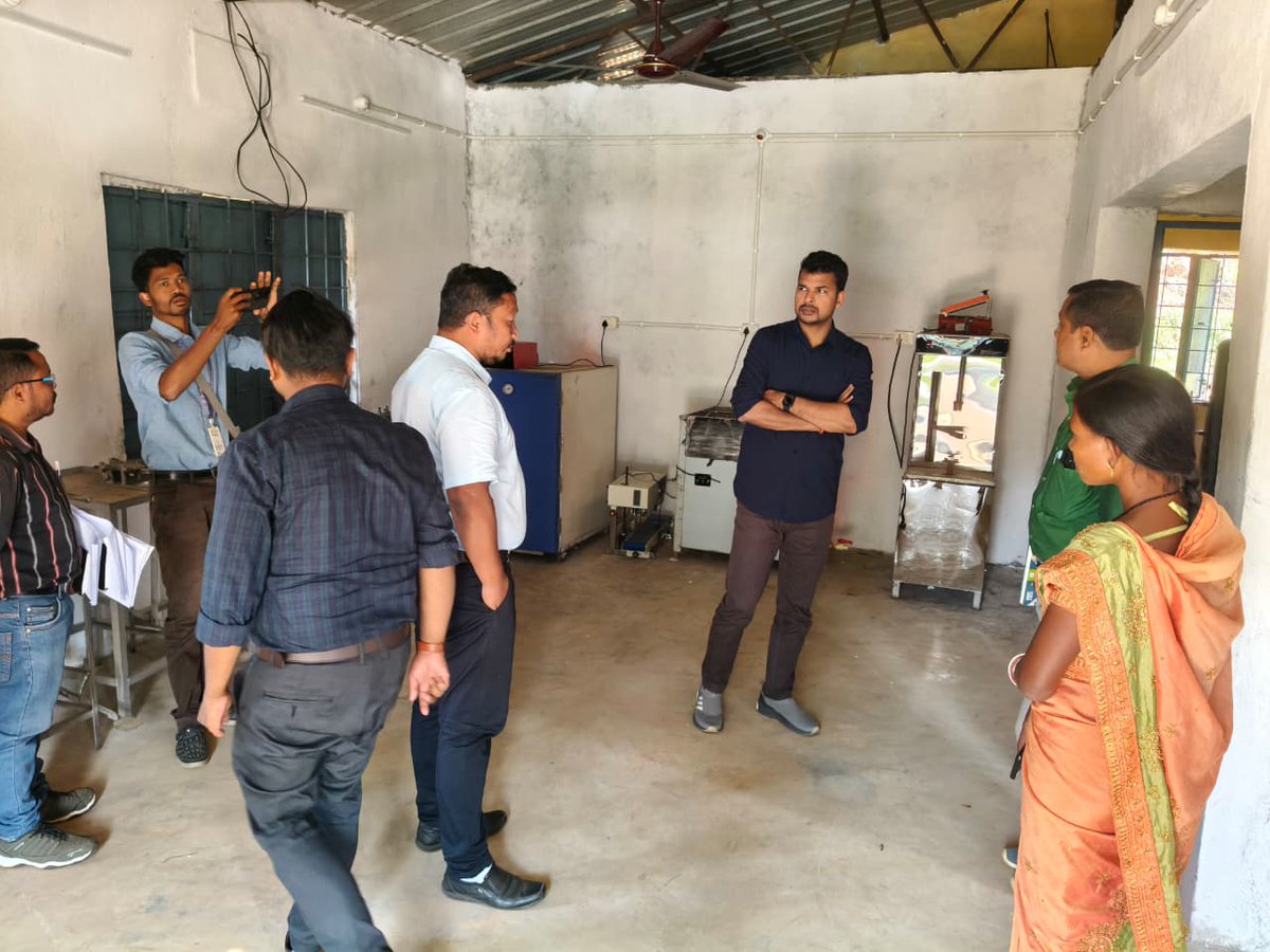 dm_malkangiri's tweet image. ଏବଂ ଏକ କାଜୁ ପ୍ରକ୍ରିୟାକରଣ ୟୁନିଟ୍ ସ୍ଥାପନ କରିବାକୁ ଅଧିକାରୀମାନଙ୍କୁ ନିର୍ଦ୍ଦେଶ ଦେଇଥିଲେ।ସେହି ଅଞ୍ଚଳର ଲୋକଙ୍କୁ ପଶୁପାଳନ ସମ୍ବନ୍ଧୀୟ ଜୀବିକା ସହାୟତା ଯୋଗାଇ ଦେବାକୁ କହିବା ସହ #PMJANMAN ଯୋଜନାରେ ଚାଲିଥିବା କାର୍ଯ୍ୟର ମଧ୍ୟ ତଦାରଖ କରିଥିଲେI #CollectorVisit ​#DistrictDevelopment​ #ପର୍ଯ୍ୟଟନବିକାଶ