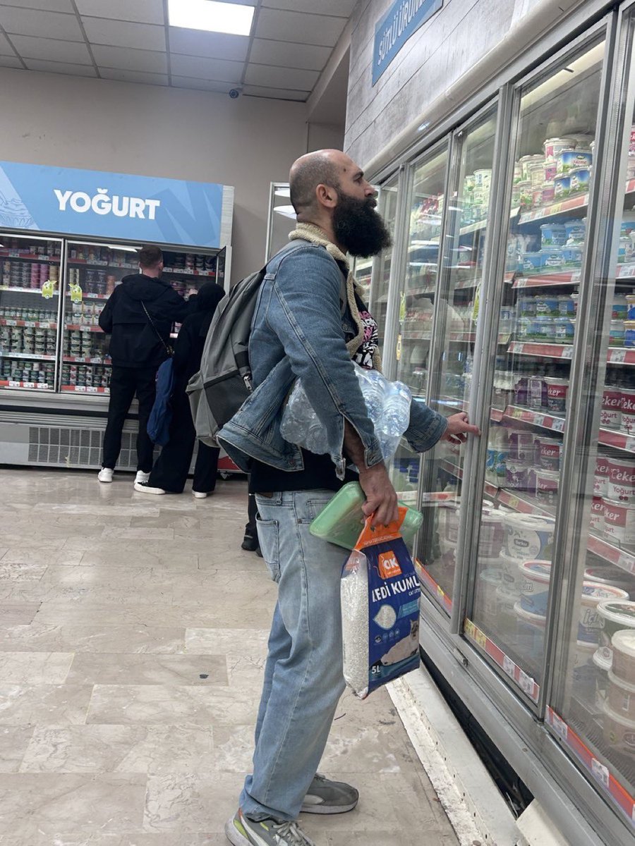 Cimri o evladı market arabası paralı sanıp almamış