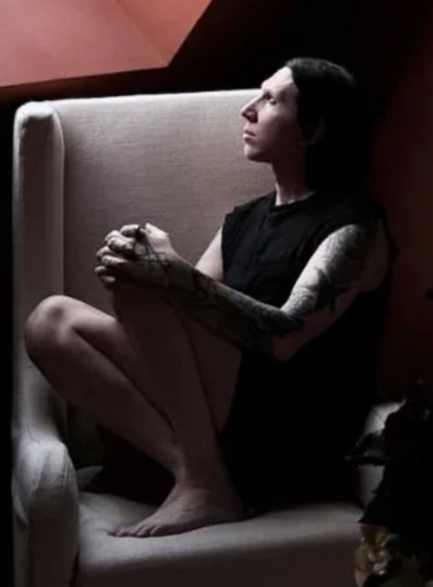 EXCUSE MEEEEE ?! I could swear this is the first time I’ve seen him wear shorts