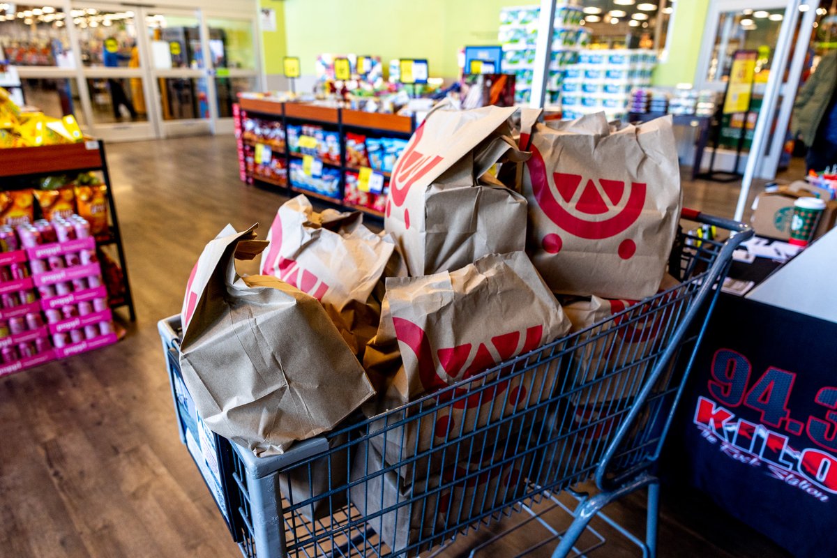 CareandShareFB's tweet image. A huge THANK YOU to @KingSoopers &amp;amp; @KILO943 for hosting an incredible food drive — and to everyone who donated! 🧡

Your support helps provide food and hope for neighbors across Southern Colorado. 💪
#CareAndShare #CommunityStrong #FoodDrive