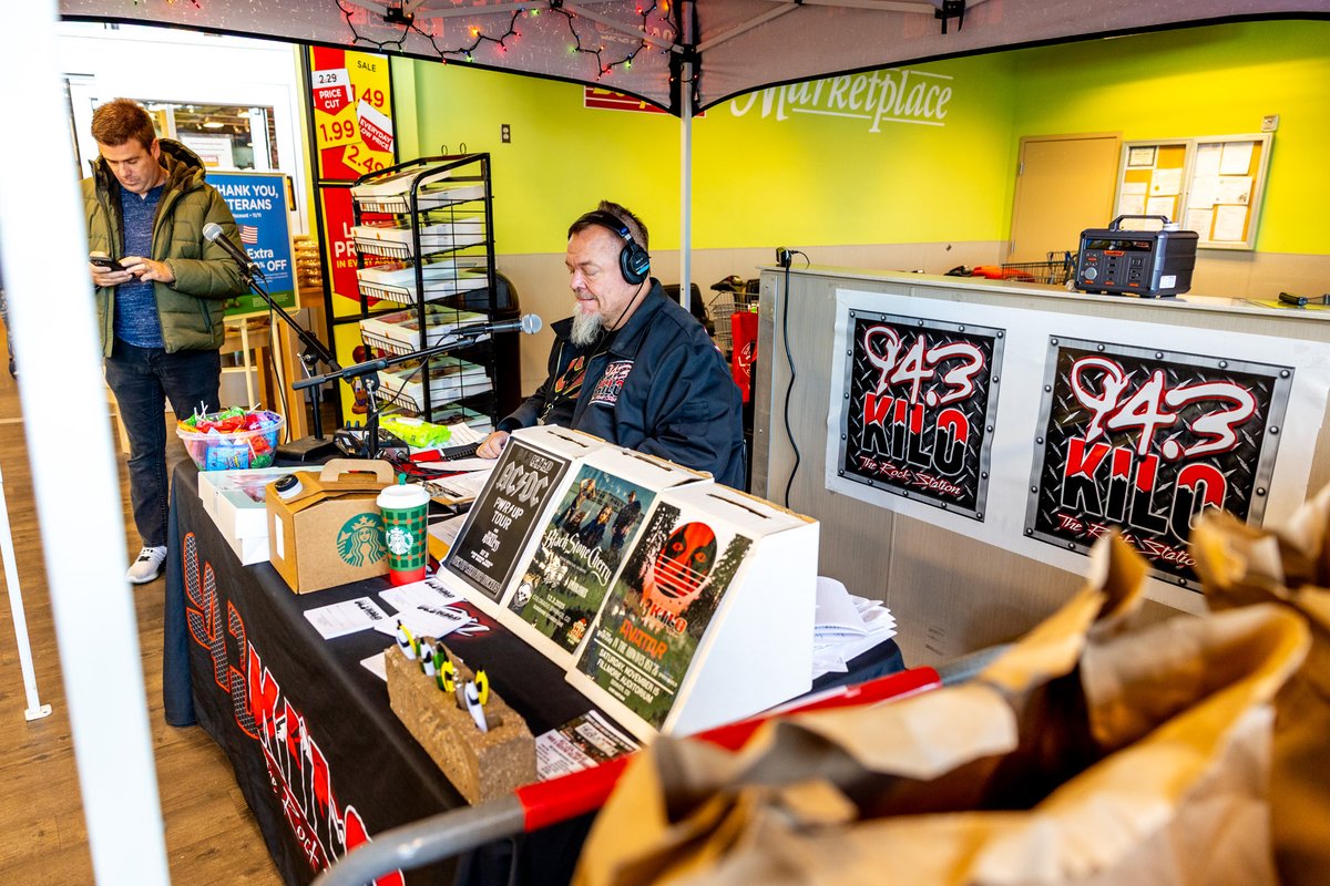 CareandShareFB's tweet image. A huge THANK YOU to @KingSoopers &amp;amp; @KILO943 for hosting an incredible food drive — and to everyone who donated! 🧡

Your support helps provide food and hope for neighbors across Southern Colorado. 💪
#CareAndShare #CommunityStrong #FoodDrive