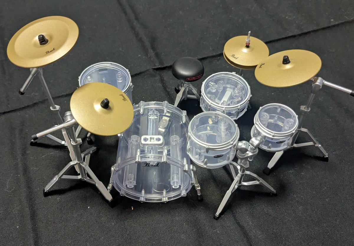 tomo_tomo_to10's tweet image. 絶対に手を出さないぞって思ってた
Perlドラムガチャ
ついつい1回やったらコンプ目指すよね…
ピンクのカプセル全然でなくて10回も回す羽目に😇

しかし‼
ダブった子達引き取ってくれる救世主が😆✨
朋くん並べて遊びましたとさ🥁
#Perl
#ドラムガチャ
#赤松芳朋 さん