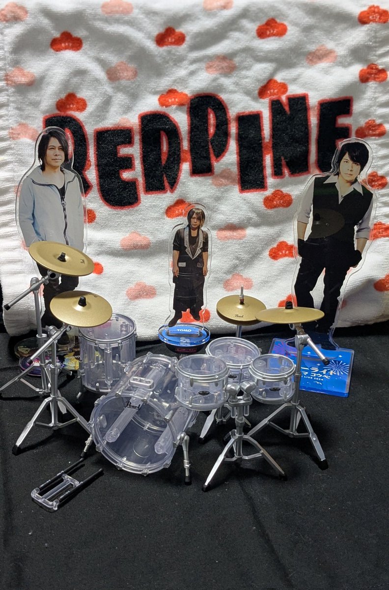 tomo_tomo_to10's tweet image. 絶対に手を出さないぞって思ってた
Perlドラムガチャ
ついつい1回やったらコンプ目指すよね…
ピンクのカプセル全然でなくて10回も回す羽目に😇

しかし‼
ダブった子達引き取ってくれる救世主が😆✨
朋くん並べて遊びましたとさ🥁
#Perl
#ドラムガチャ
#赤松芳朋 さん