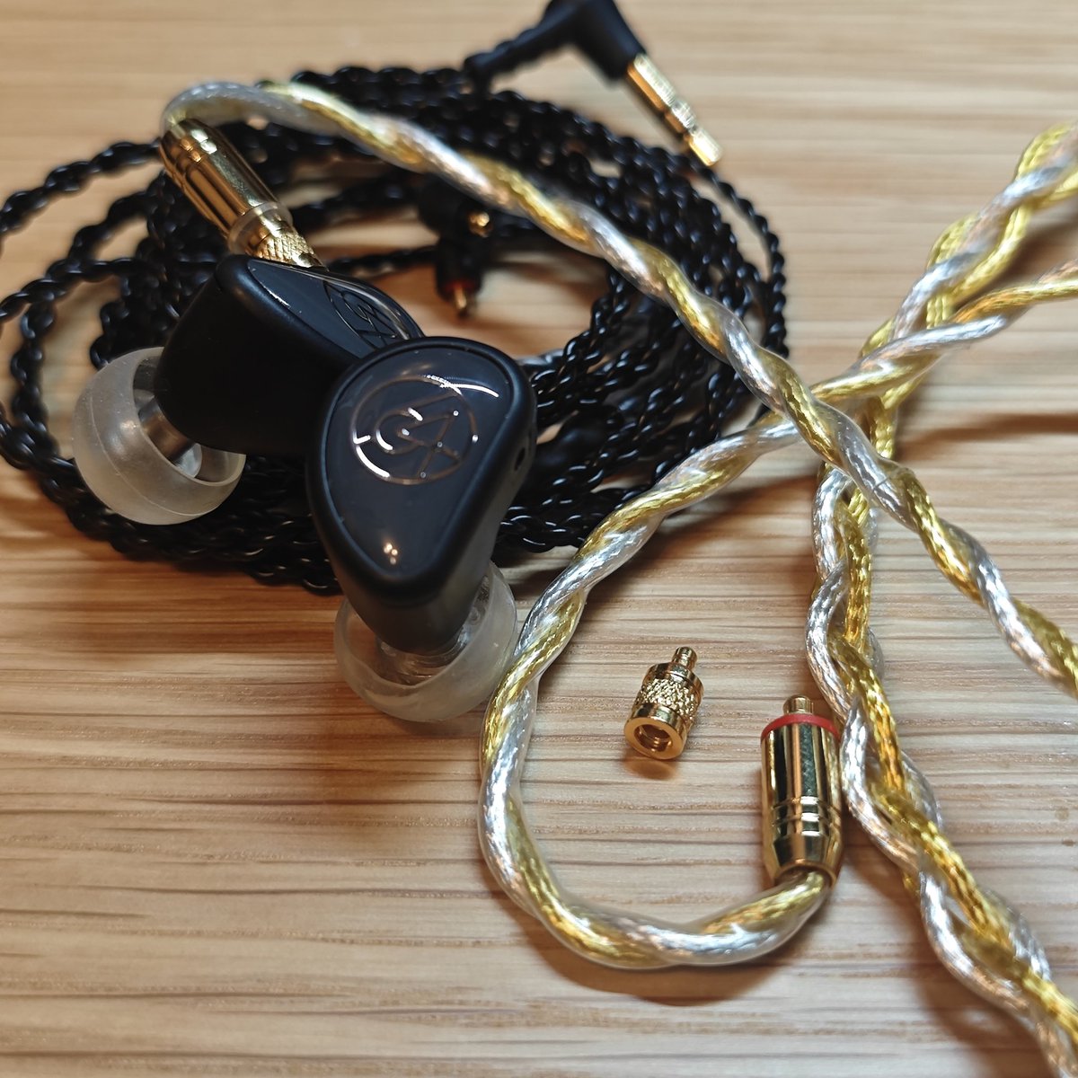 fujiyoshi1230's tweet photo. 64audio Aspire2をリケーブルしました。
ipxなんて初耳な端子のため、アリエクでmmcx→ipx変換コネクタを購入して4.4mmバランス化できました。
手持ちで最も高価なxinhs-076(コネクタ金色だし)を付けたら…なんとまぁ低音がグッと出て全体の圧も強くなって別物になってしまった。
でも好きな傾向。笑 https://t.co/RVxU1grAK7