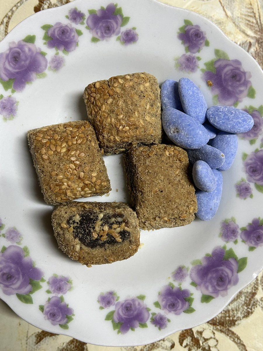 Yengem Mardin’den getirmiş. Süryani çöreği ve bademli şeker. Normalde paylaşmam böyle şeyleri ama çok sevdim😍